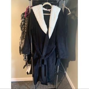 Victoria’s Secret fleece/ Sherpa robe. Size M/L.